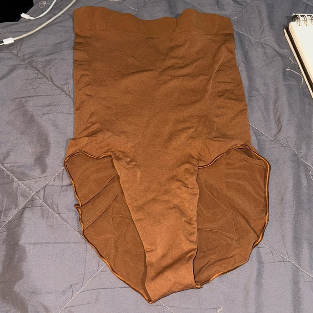 SKIMS HIGH WAISTED SCULPTING BRIEFS